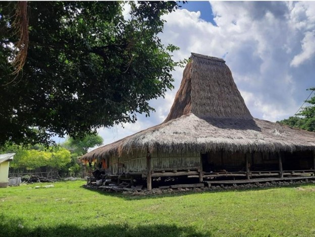 Rumah adat Uma Mbatangu di Kampung Padadita